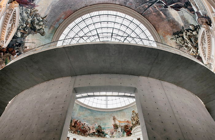 découvrez la bourse de commerce, un chef-d'œuvre architectural rénové au cœur de paris, qui accueille la prestigieuse collection d'art contemporain de françois pinault dans un écrin moderne et inspirant.