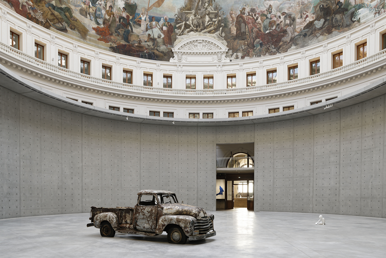 découvrez la bourse de commerce à paris, écrin moderne et audacieux abritant la prestigieuse collection pinault. entre patrimoine historique et art contemporain, plongez dans une expérience culturelle unique au cœur de la capitale.