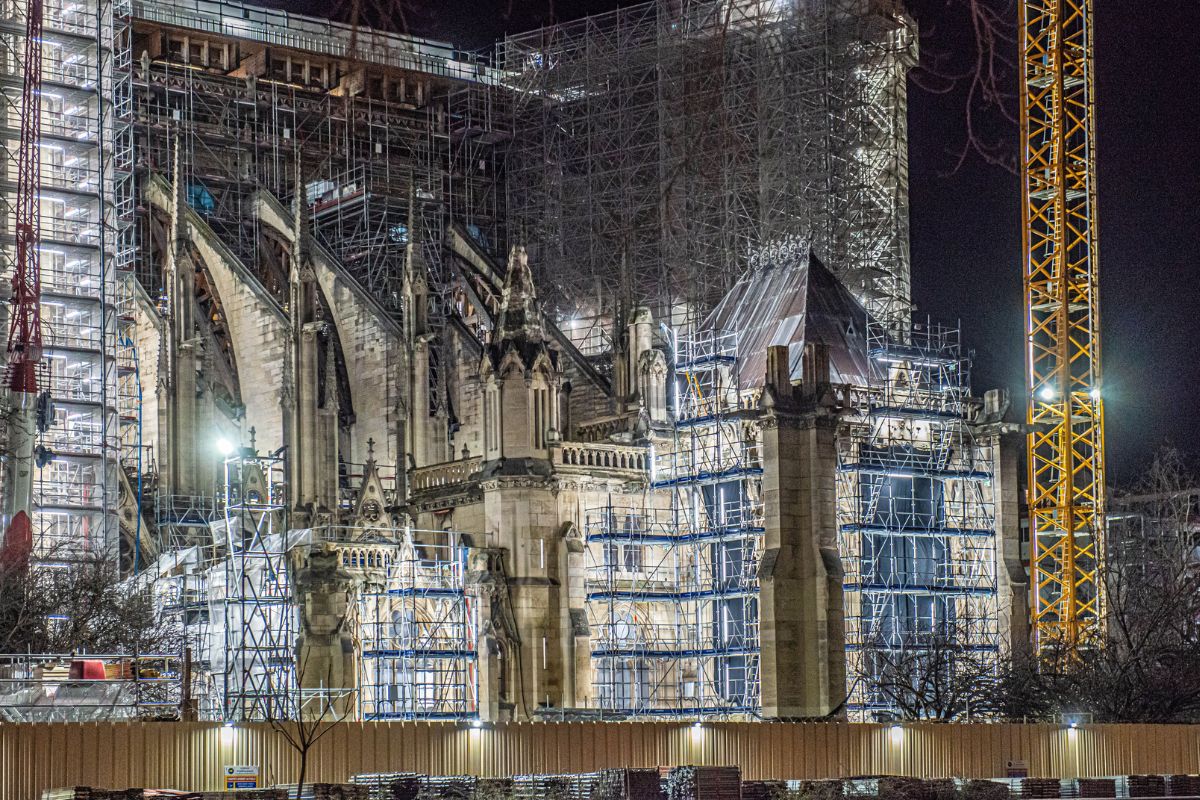 découvrez l’avancée des travaux de restauration de notre-dame de paris, avec un focus sur les étapes clés prévues jusqu’en 2030. suivez le chantier, les innovations et les enjeux de ce projet emblématique.
