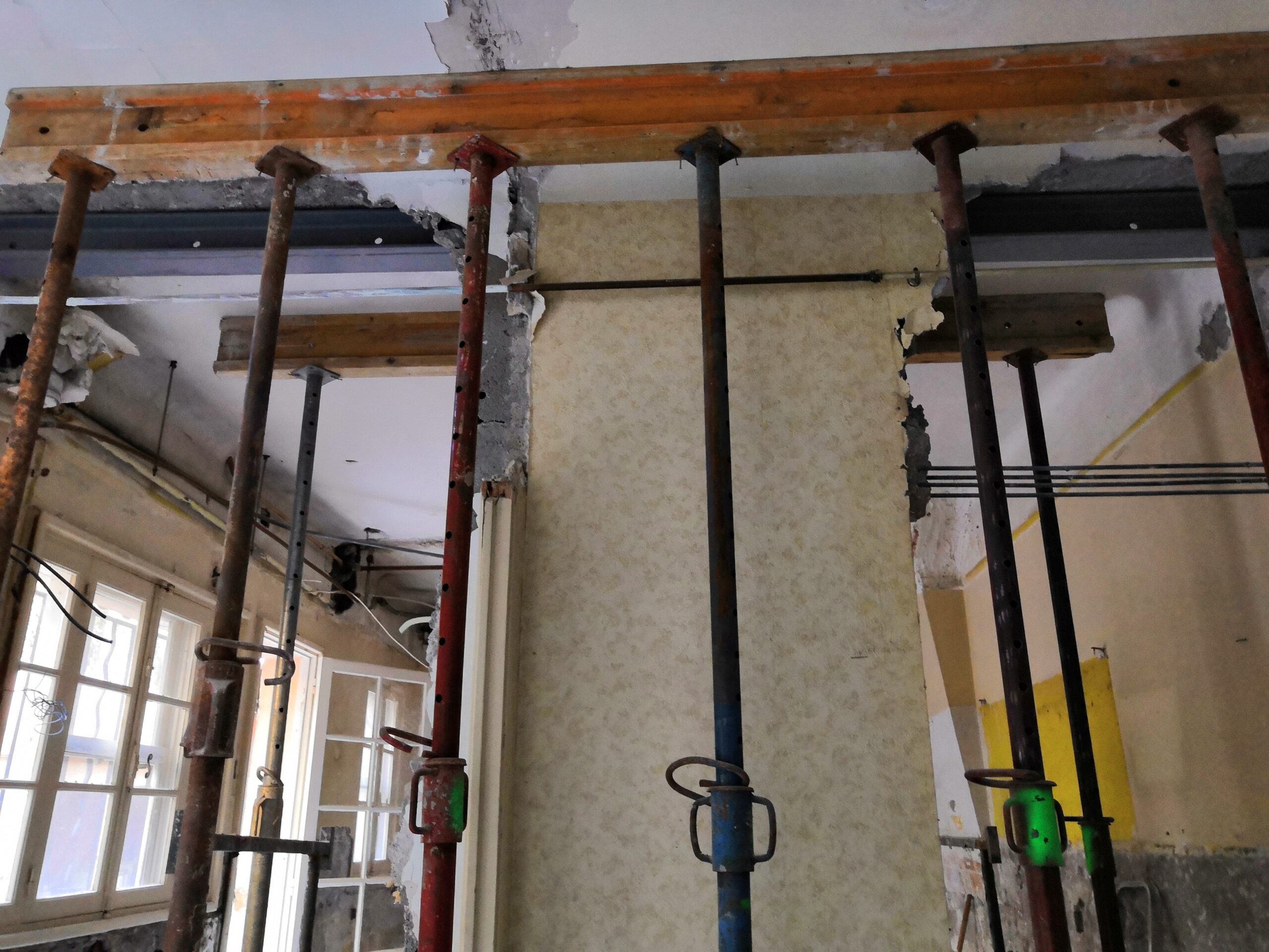découvrez tout ce qu'il faut savoir sur le coût d'un mur porteur : tarifs moyens, facteurs influençant le prix, conseils pour bien estimer votre budget et réussir vos travaux en toute sécurité.