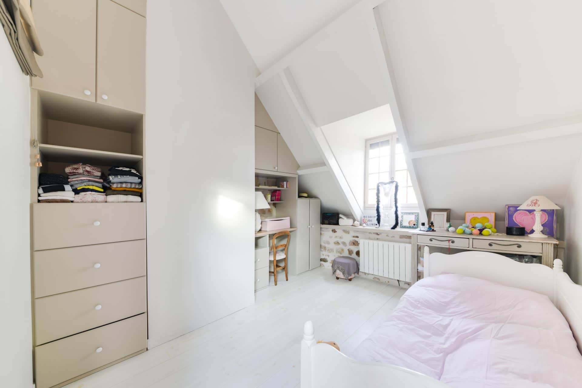 découvrez les éléments qui influencent le coût de rénovation d'une chambre, ainsi que des conseils pour estimer votre budget et optimiser vos travaux.
