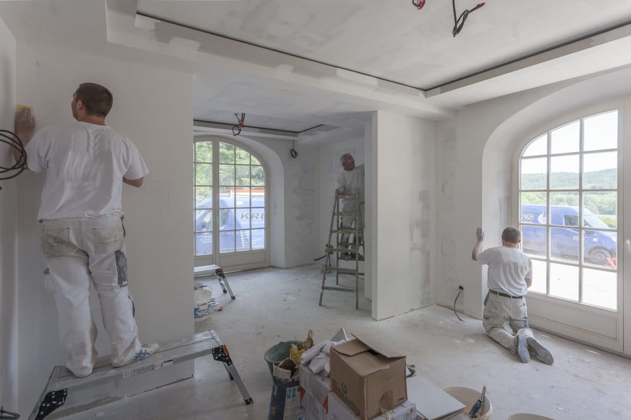 découvrez le coût moyen au m2 pour la rénovation de votre logement, les facteurs qui influencent le prix et des conseils pour bien estimer votre budget travaux en 2024.