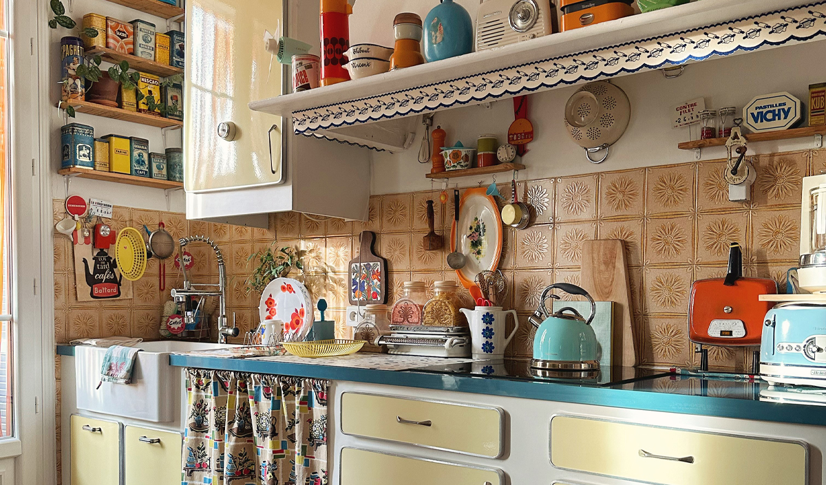 découvrez comment intégrer le charme rétro dans votre cuisine tout en profitant du confort et des équipements modernes. inspirez-vous de nos idées pour réussir une cuisine vintage modernisée, à la fois élégante, fonctionnelle et tendance.