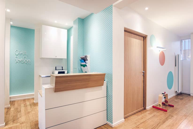 découvrez comment un ancien cabinet médical parisien a été transformé en un appartement moderne alliant design contemporain et confort, au cœur de la capitale.