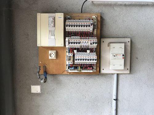 découvrez comment moderniser l'électricité d'une maison ancienne : conseils, étapes clés et normes à respecter pour garantir sécurité et confort dans votre habitat rénové.