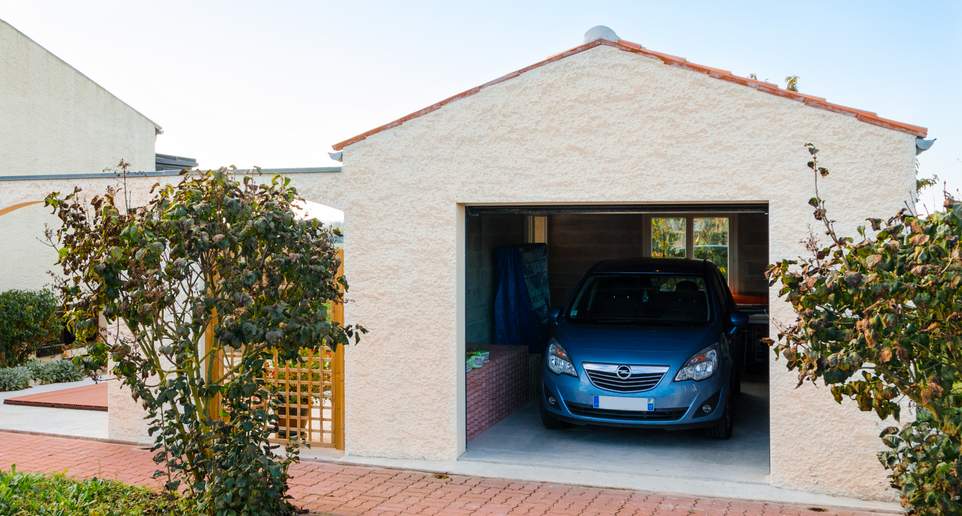 découvrez tout ce qu'il faut savoir sur le prix d'un garage : tarifs moyens, facteurs influençant le coût, conseils pour bien choisir et estimer votre budget avant de construire ou d'acheter un garage.