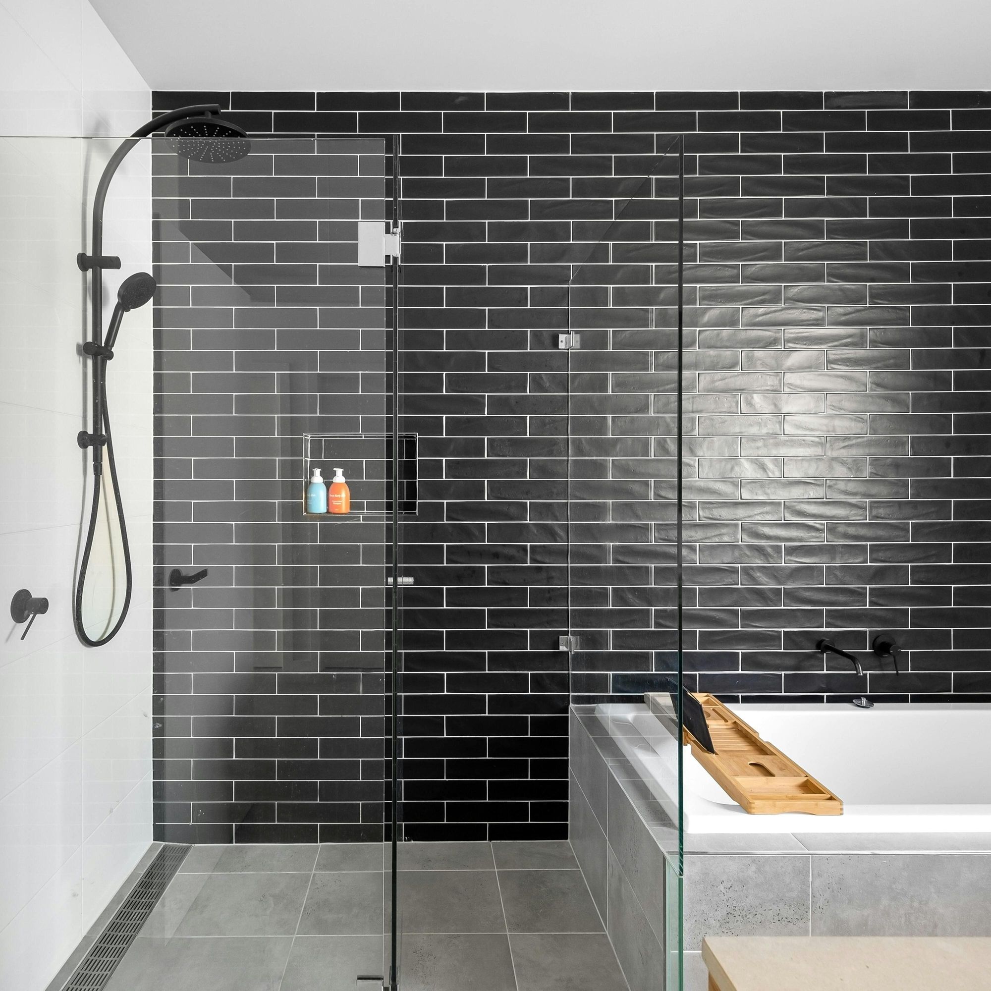 obtenez un remplacement rapide de votre baignoire par une douche à paris. service professionnel, devis gratuit et solutions adaptées pour moderniser votre salle de bain.