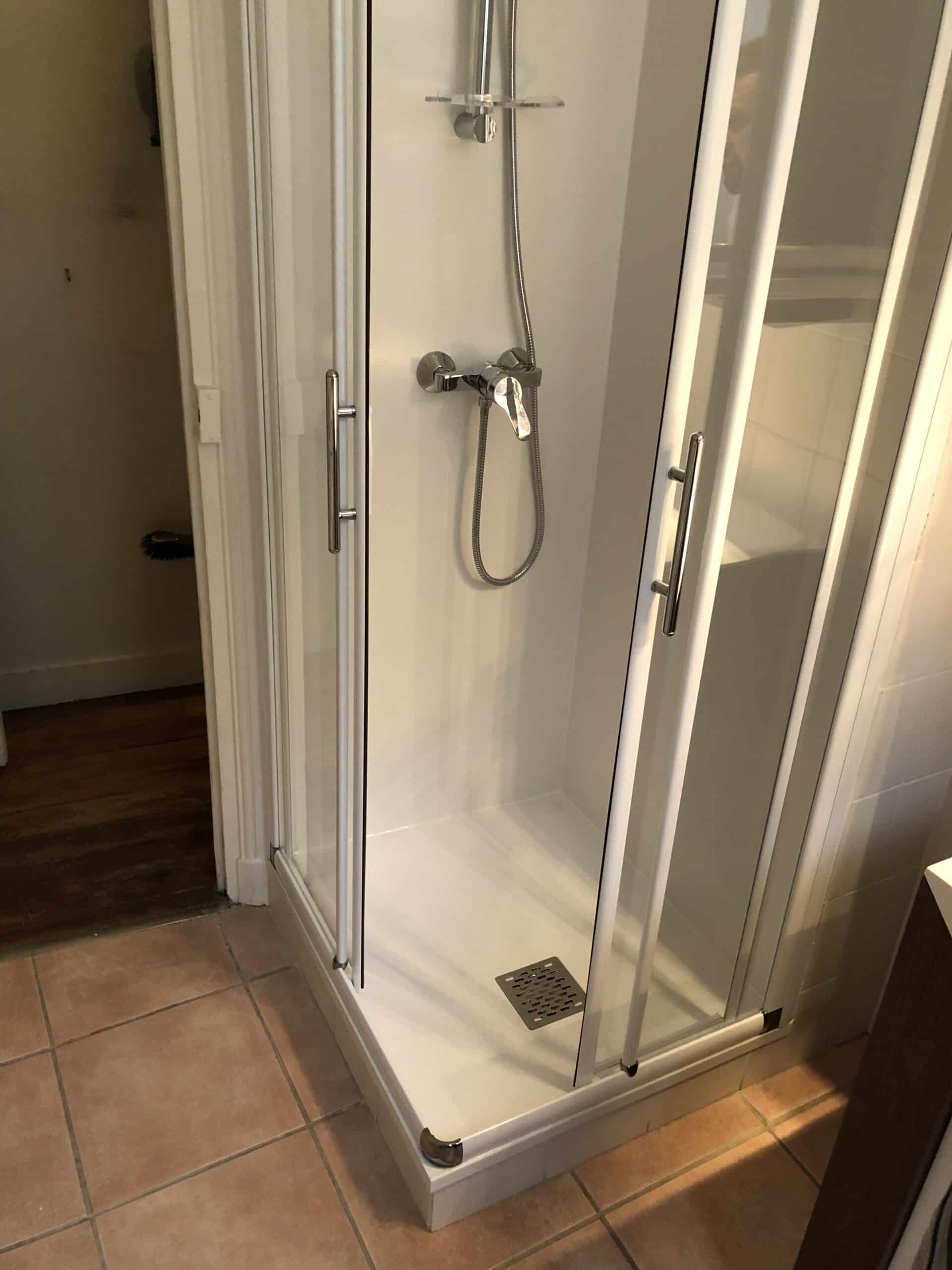 besoin de remplacer votre baignoire par une douche à paris ? profitez d'un service rapide et professionnel pour moderniser votre salle de bain. devis gratuit et conseils personnalisés.