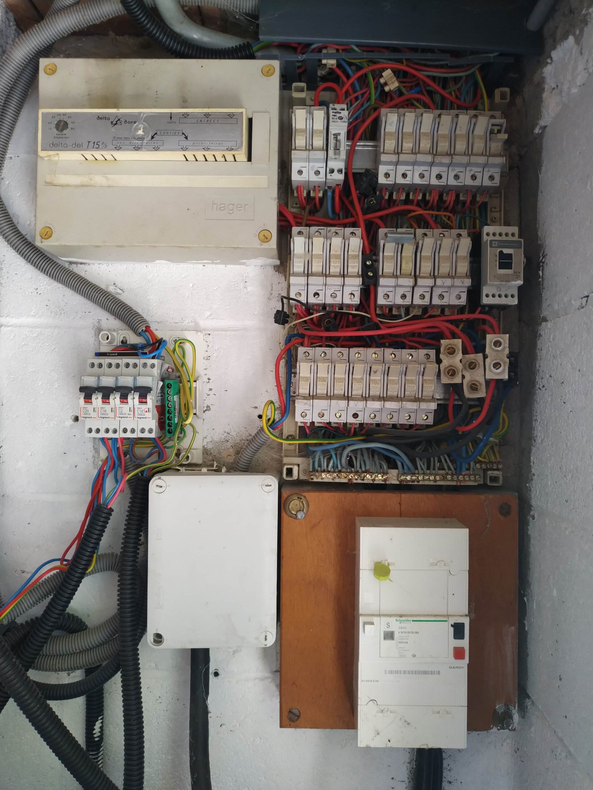 vous cherchez un spécialiste du remplacement de tableau électrique à paris 75010 ? intervention rapide, devis gratuit et mise aux normes de votre installation électrique. contactez-nous dès maintenant !