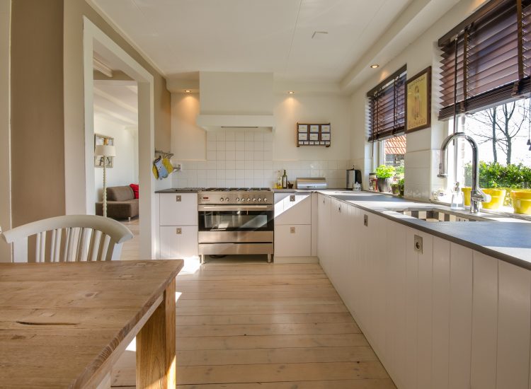 confiez la rénovation de votre cuisine à paris à des experts qualifiés. modernisez votre espace avec des solutions sur-mesure, des matériaux de qualité et un accompagnement personnalisé du devis à la réalisation.