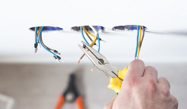 découvrez nos solutions professionnelles pour la rénovation électrique : mise aux normes, modernisation de votre installation et conseils personnalisés pour votre sécurité et confort.