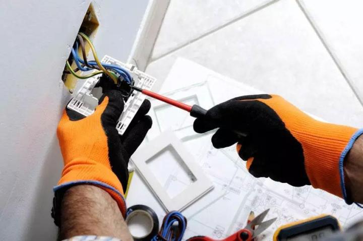 découvrez nos conseils et astuces pour réussir votre rénovation électrique en toute sécurité. optimisez votre installation, respectez les normes et réalisez des économies d'énergie grâce à une rénovation électrique bien menée.