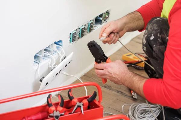 découvrez nos conseils et astuces pour une rénovation électrique réussie : sécurité, conformité et modernisation de votre installation électrique. simplifiez vos travaux grâce à notre expertise.