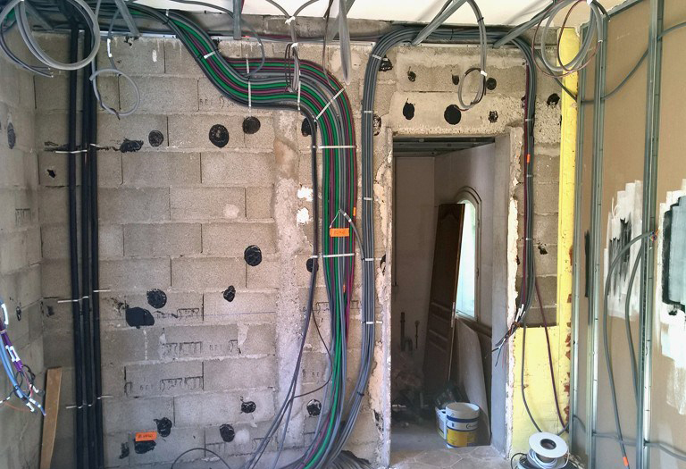 confiez votre rénovation électrique à des experts : mise aux normes, sécurité, modernisation de votre installation électrique pour un habitat sûr et conforme.