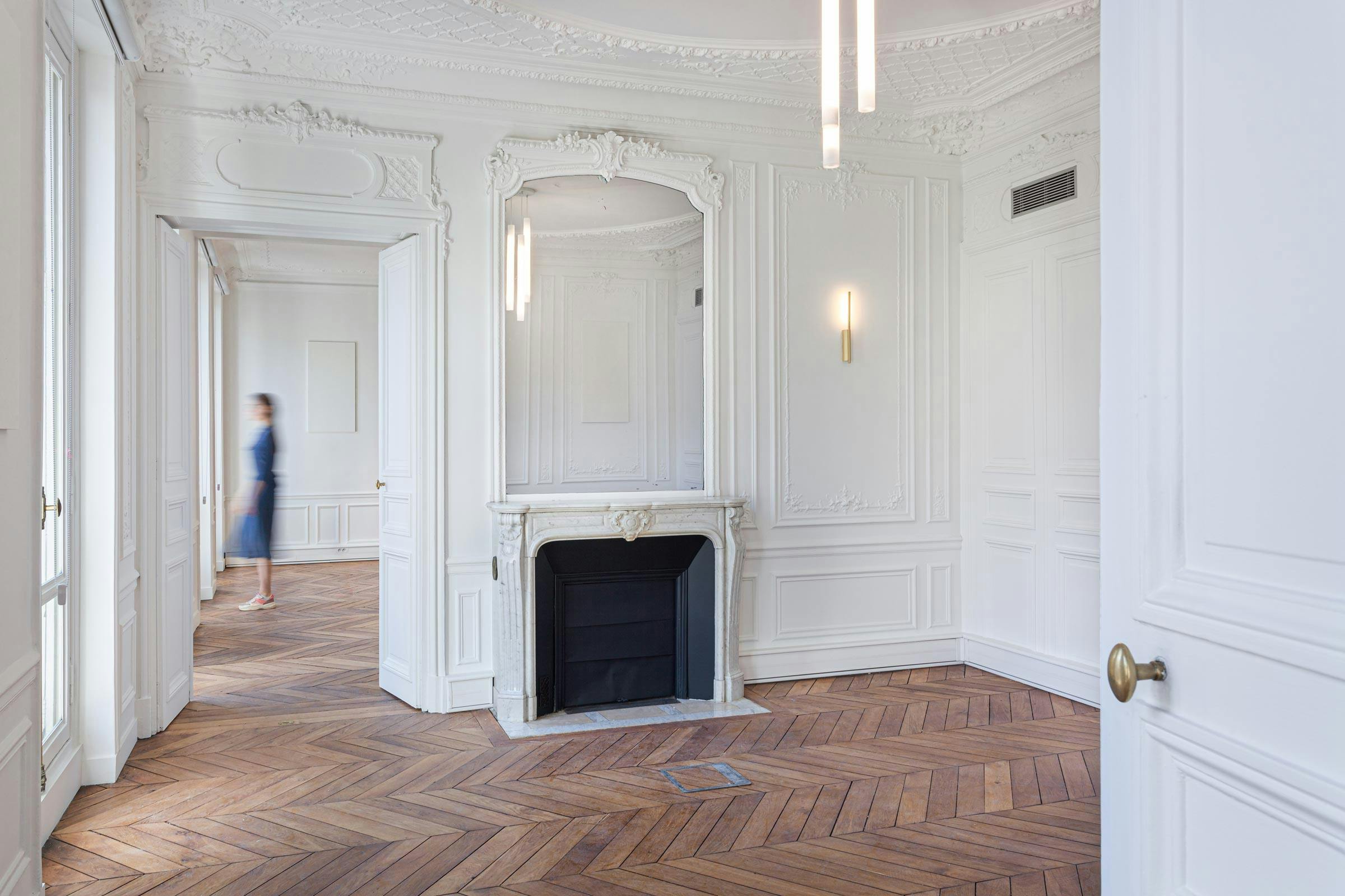 spécialiste de la rénovation de moulures à paris 75009, notre équipe redonne vie à vos intérieurs avec des finitions élégantes et sur mesure. obtenez un devis gratuit pour sublimer plafonds et murs anciens.