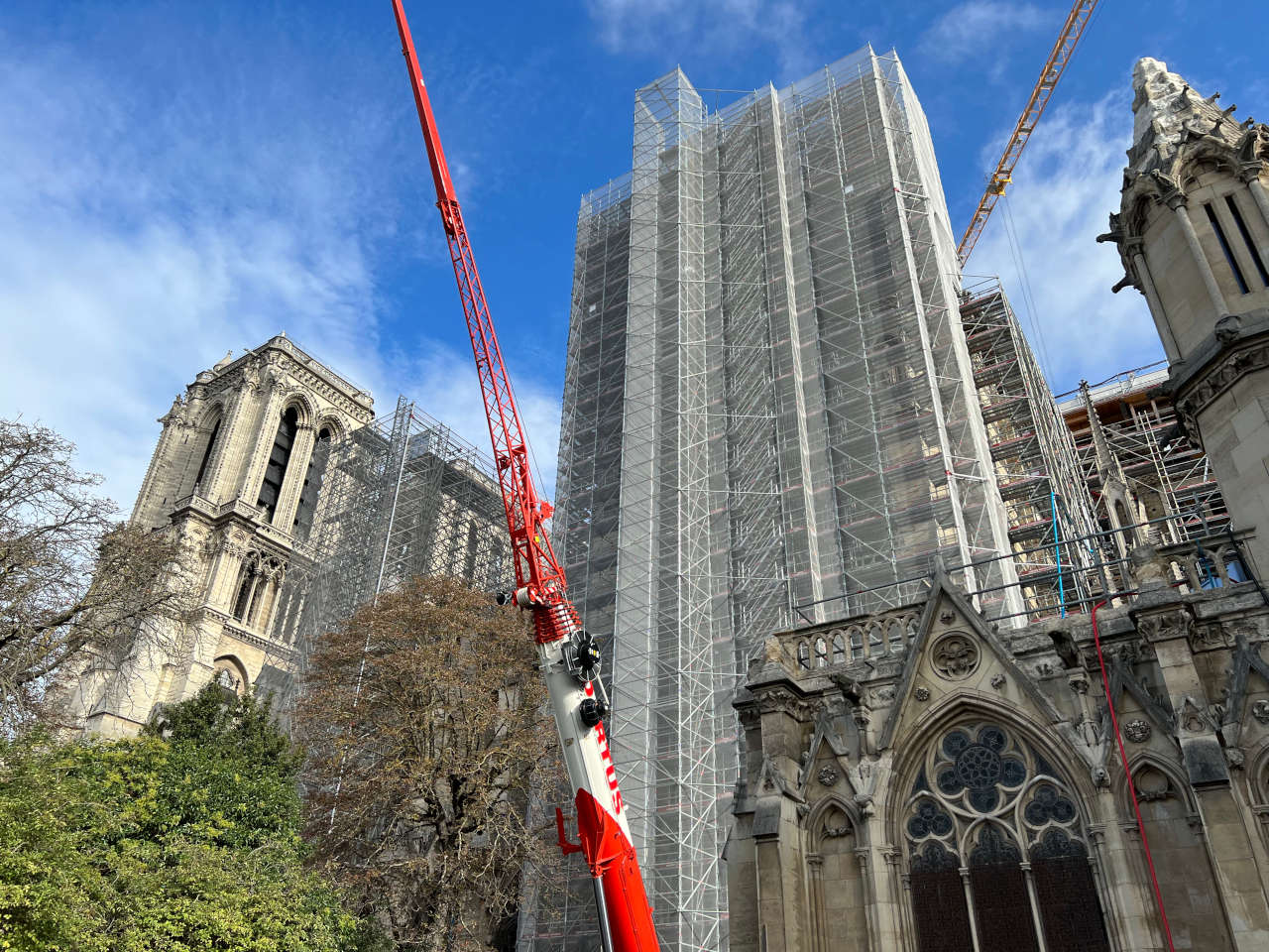 découvrez les avancées et les enjeux de la restauration de notre-dame prévue pour 2030. informations sur les travaux, défis architecturaux et calendrier de réouverture de la cathédrale emblématique de paris.