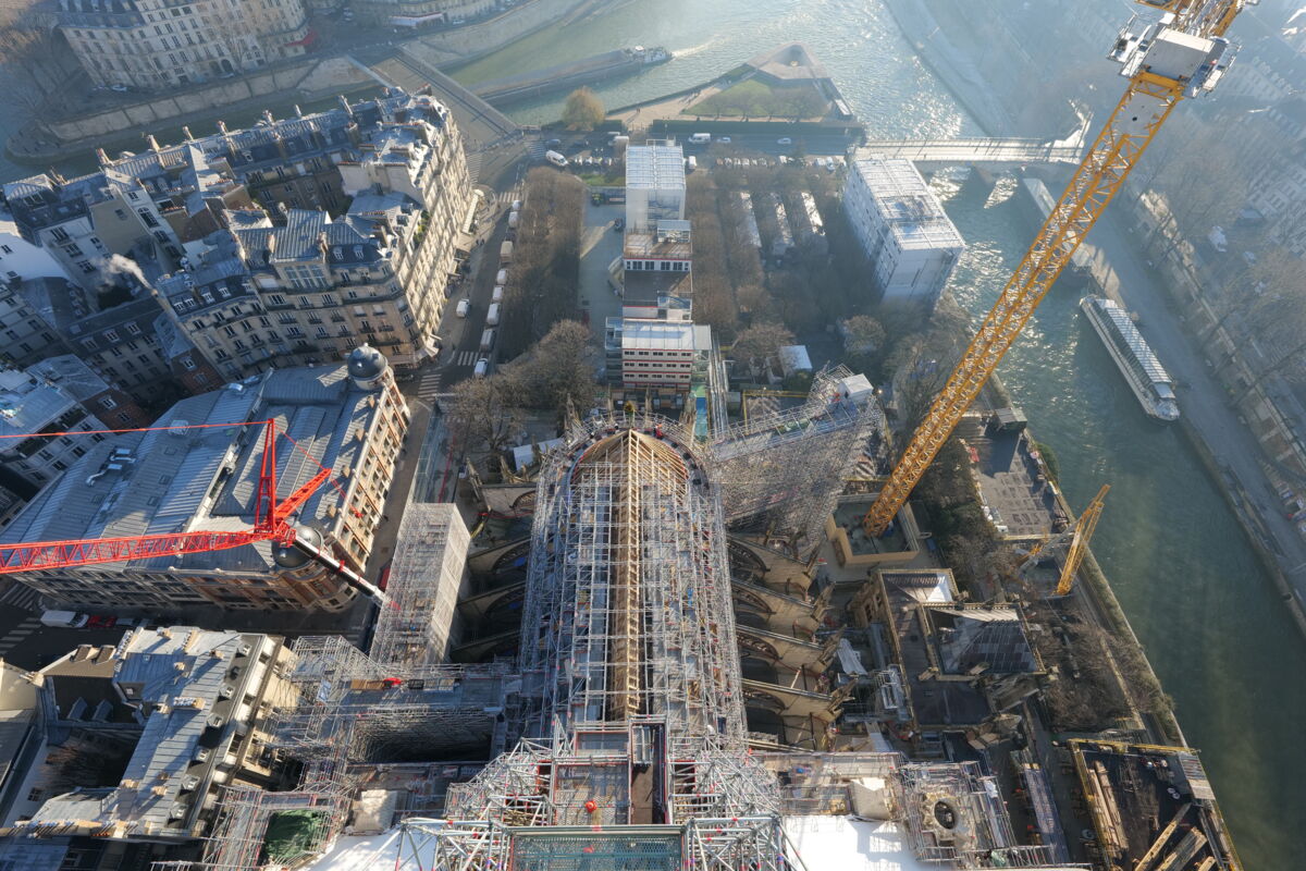 découvrez les enjeux et les étapes de la restauration de notre-dame de paris, avec une réouverture prévue pour 2030. suivez l’avancement des travaux et les solutions pour préserver ce monument emblématique.