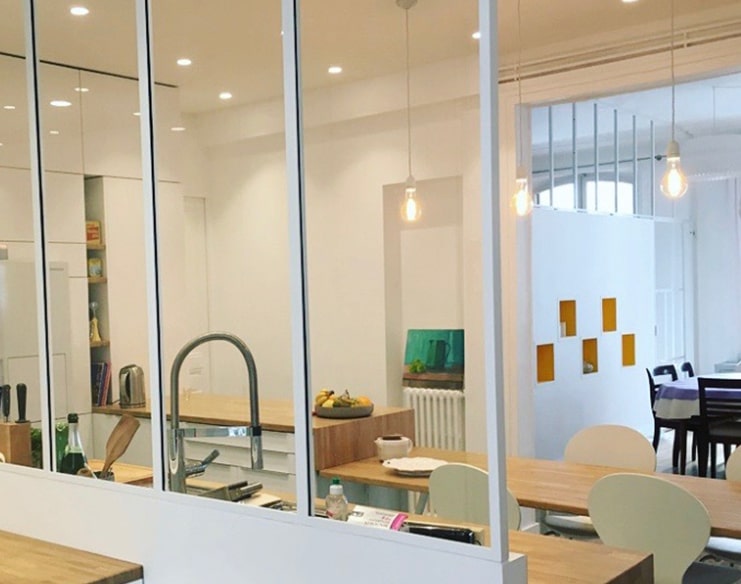 découvrez comment installer une verrière dans votre cuisine à paris pour apporter luminosité et style industriel à votre intérieur. conseils, inspirations et professionnels près de chez vous !