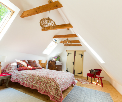 découvrez nos conseils et idées pour l’aménagement de combles de 40m2 : optimiser l’espace, choisir les bons matériaux et tirer le meilleur parti de votre grenier pour créer une pièce fonctionnelle et agréable à vivre.