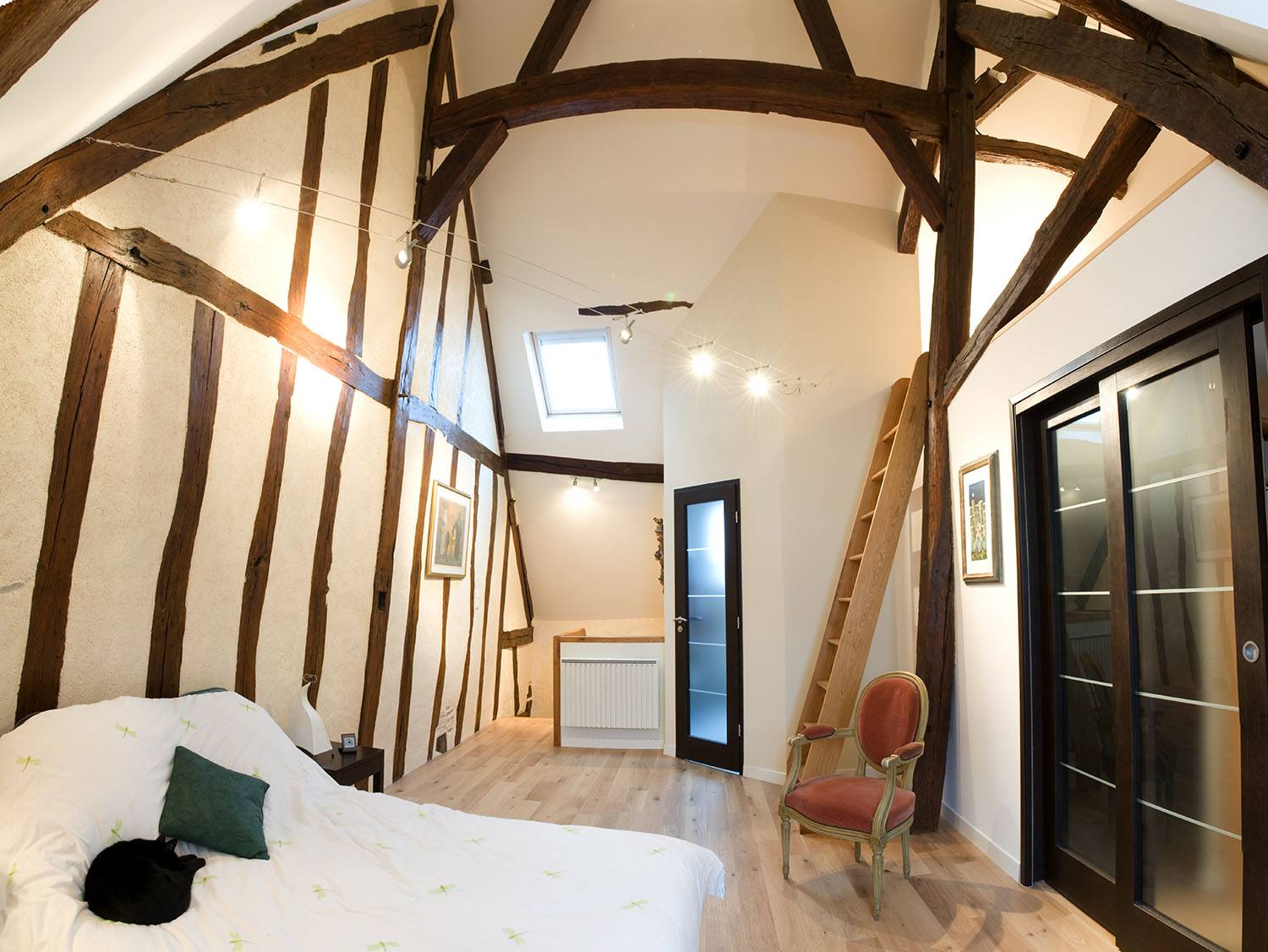 découvrez nos idées et conseils pour réussir l’aménagement de combles de 25 m². optimisez l’espace et créez une pièce fonctionnelle et confortable sous les toits !