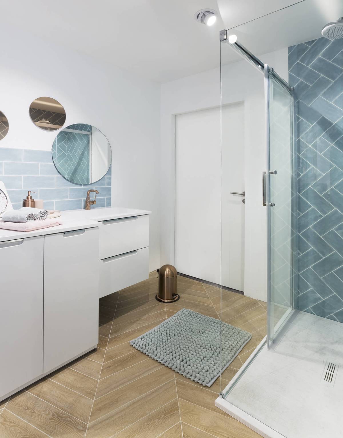 découvrez nos solutions d'aménagement moderne pour salle de bain à paris, alliant design élégant et fonctionnalité optimisée pour un espace cosy et contemporain.