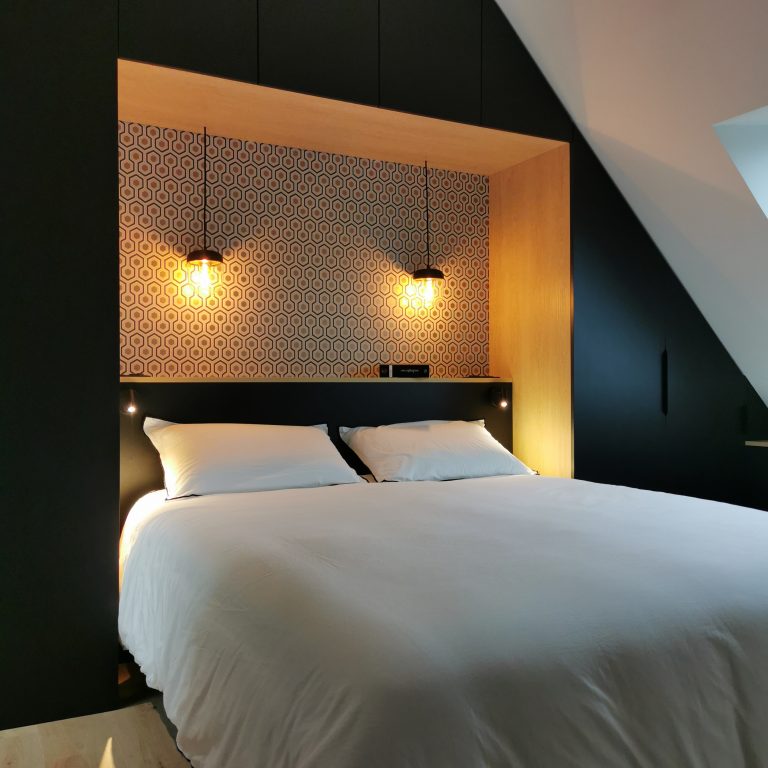 découvrez comment estimer le budget pour la rénovation d'une chambre de 12m2 : conseils, exemples de prix et astuces pour optimiser vos dépenses.