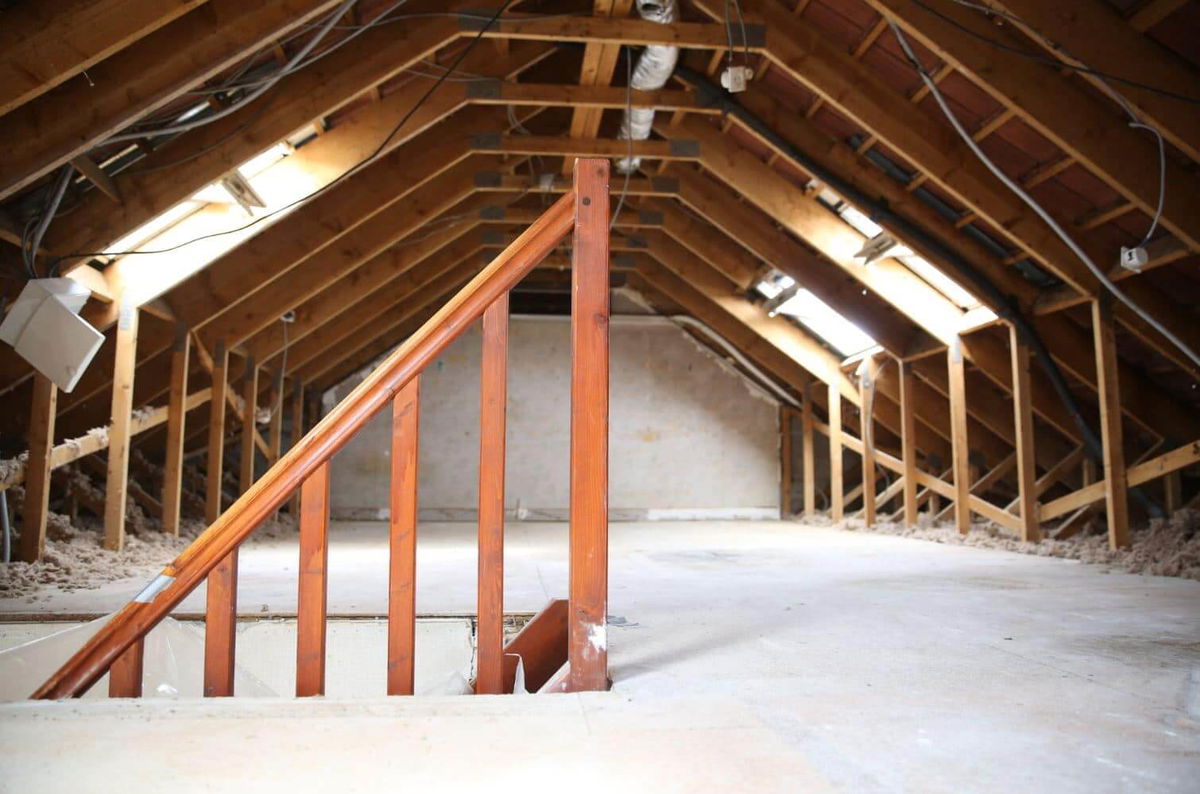 découvrez tout ce qu'il faut savoir sur le coût d'aménagement des combles : prix moyen au m², facteurs influençant le budget, conseils pour optimiser vos travaux et estimer votre projet.