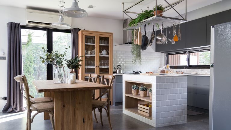 découvrez tout ce qu’il faut savoir sur le coût de rénovation d’une cuisine : tarifs moyens, éléments à prévoir, astuces pour optimiser votre budget et réussir votre projet sans mauvaise surprise.