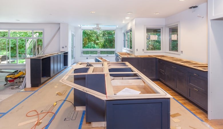 découvrez combien coûte la rénovation d'une cuisine en france : tarifs moyens, facteurs influençant le prix, astuces pour économiser et conseils pour réussir votre projet de rénovation culinaire.