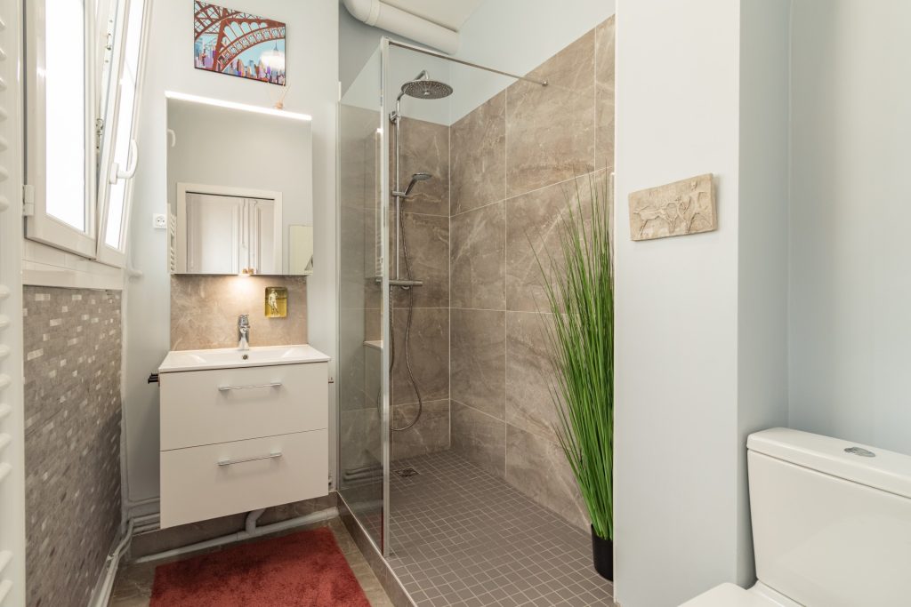 découvrez un créateur de salles de bain sur mesure à paris, spécialisé dans la conception et la réalisation de votre espace personnalisé, alliant design, confort et fonctionnalité.