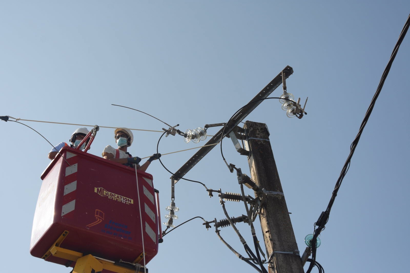 découvrez comment garantir une électricité sécurisée chez vous ou dans votre entreprise grâce à des conseils pratiques, des normes à respecter et des solutions fiables pour protéger vos installations électriques.