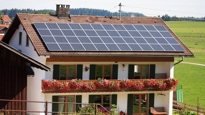 découvrez des astuces et solutions pratiques pour produire votre propre électricité, réduire vos coûts et adopter une démarche écologique.