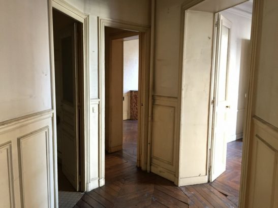 découvrez nos conseils et solutions pour la rénovation d’un appartement haussmannien : mise en valeur des moulures, rénovation de parquet ancien, respect du charme classique et optimisation du confort moderne.