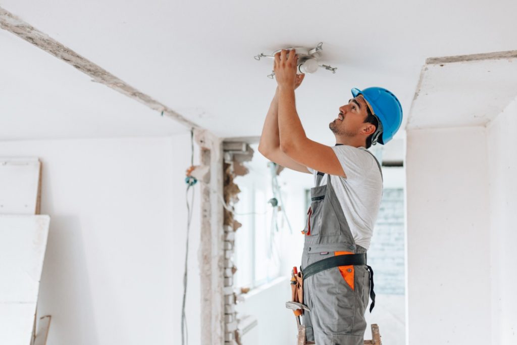 optimisez la sécurité et le confort de votre maison ancienne grâce à une rénovation électrique complète. découvrez nos conseils pour mettre aux normes votre installation électrique et moderniser votre habitat.