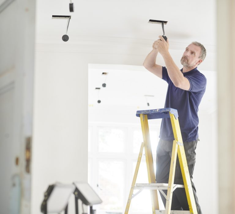 découvrez toutes les étapes clés pour réussir la rénovation électrique d'une maison ancienne : conseils, normes à respecter et astuces pour moderniser votre installation en toute sécurité.