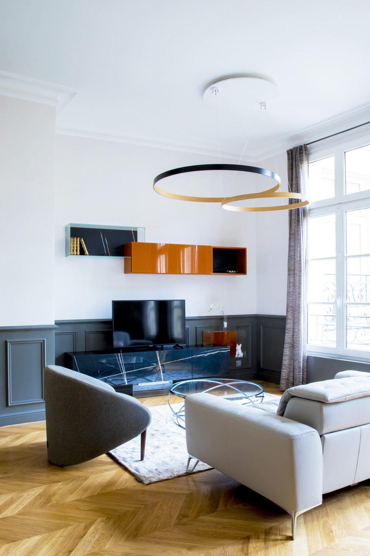 découvrez nos conseils et services pour une rénovation haussmannienne réussie : mise en valeur des moulures, parquets et cheminées, respect du cachet d'origine, modernisation des installations et optimisation de l'espace, pour un intérieur élégant et fonctionnel.