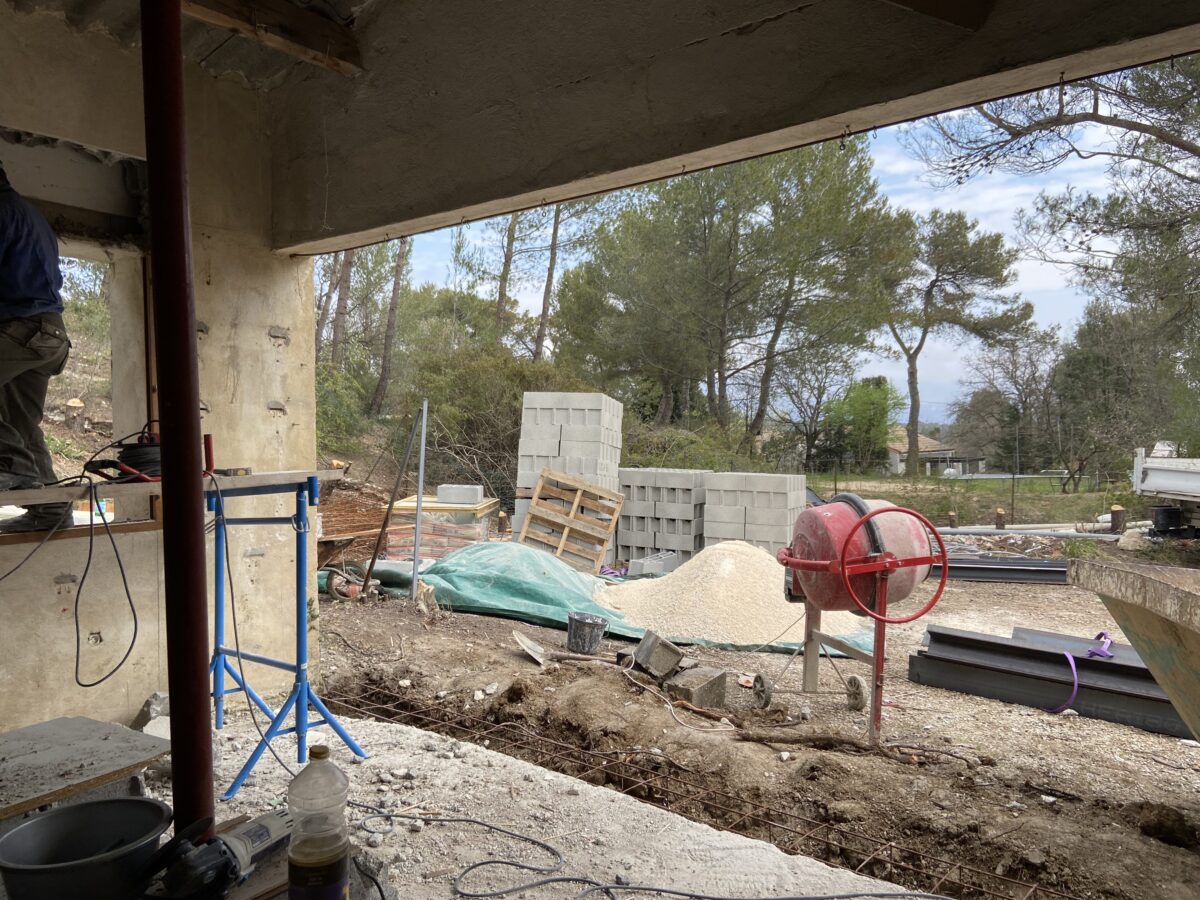 découvrez nos conseils pratiques pour estimer le budget de rénovation de votre maison, optimiser vos dépenses et réussir vos travaux sans mauvaises surprises.