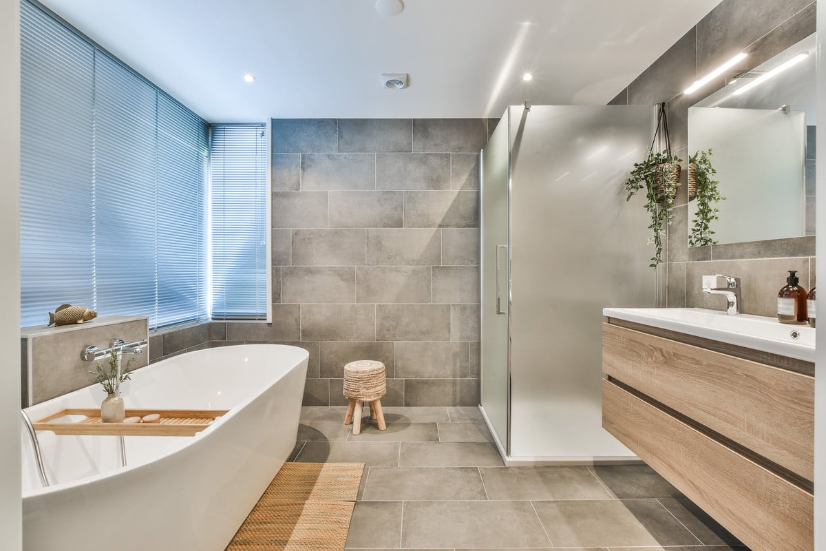 découvrez nos solutions de rénovation pour une salle de bain moderne de 8m2, alliant design élégant et optimisation de l'espace pour un intérieur fonctionnel et stylé.