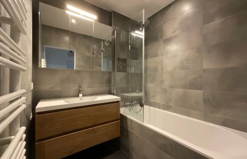 découvrez nos conseils modernes pour la rénovation de votre salle de bain à clamart et transformez votre espace en un lieu contemporain et fonctionnel.
