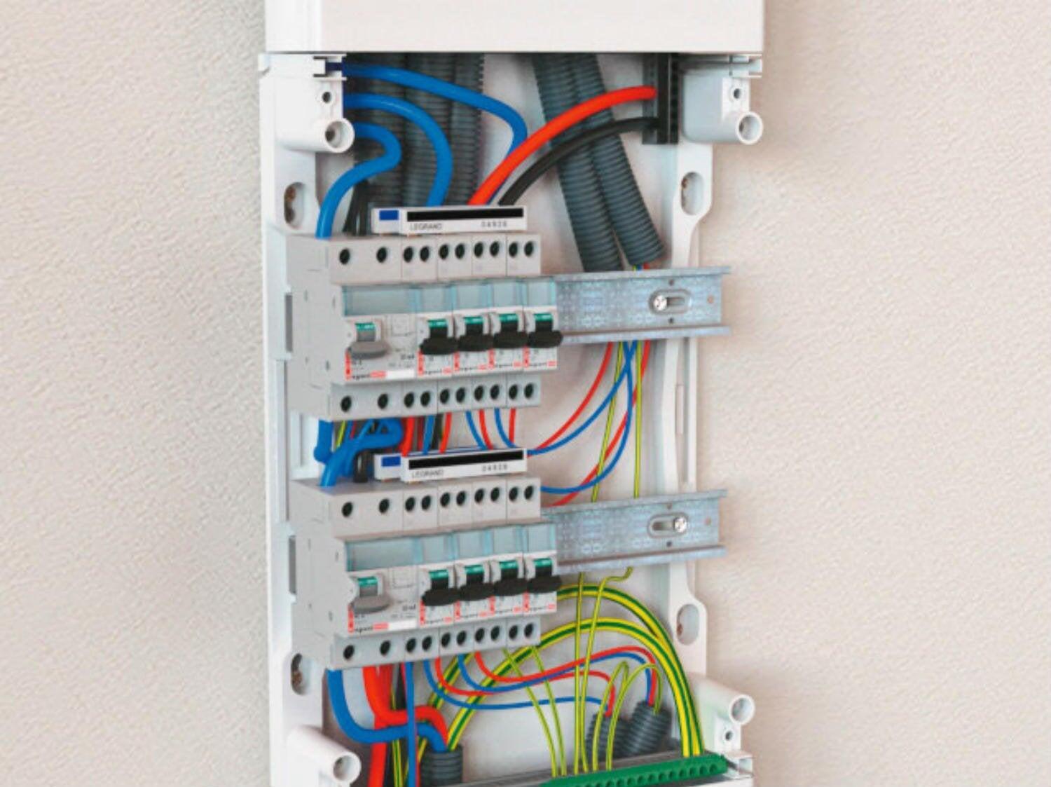 découvrez nos conseils de sécurité essentiels pour rénover votre installation électrique en toute sérénité et éviter les risques d'accidents.