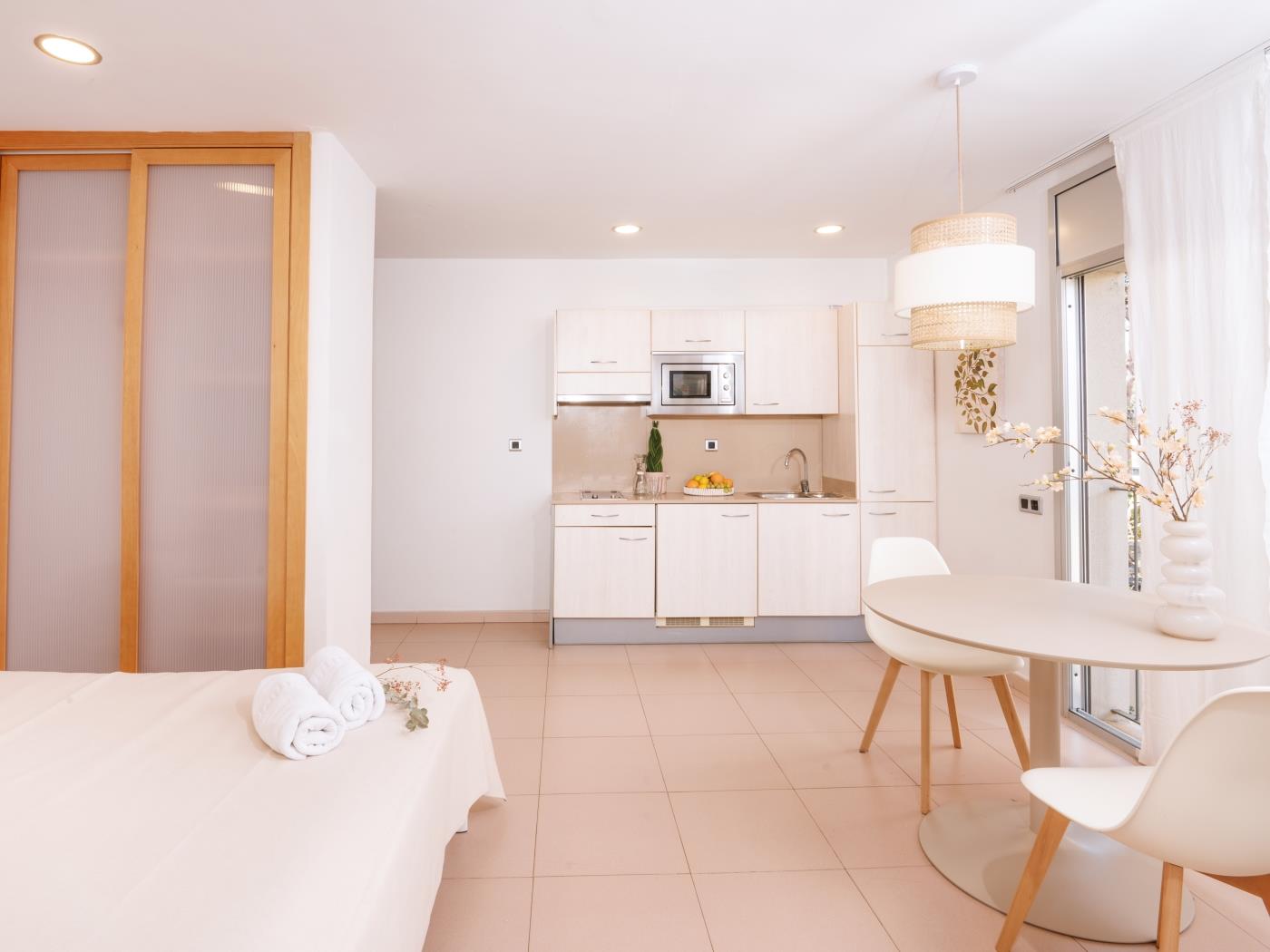 découvrez notre studio économique : un logement pratique et abordable, idéal pour étudiants ou jeunes actifs à la recherche d'un espace confortable sans se ruiner.