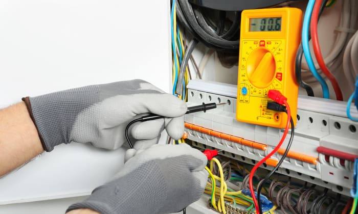 découvrez les tarifs d'un électricien pour votre tableau électrique et profitez de nos astuces pratiques pour réaliser des économies sur vos travaux et interventions électriques.